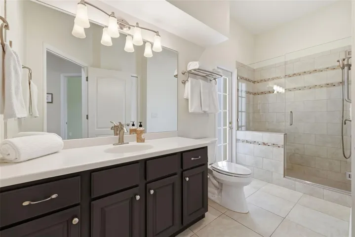 Guest bathroom 1