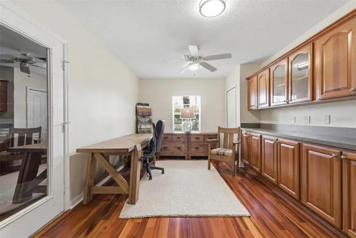 Bonus room/office