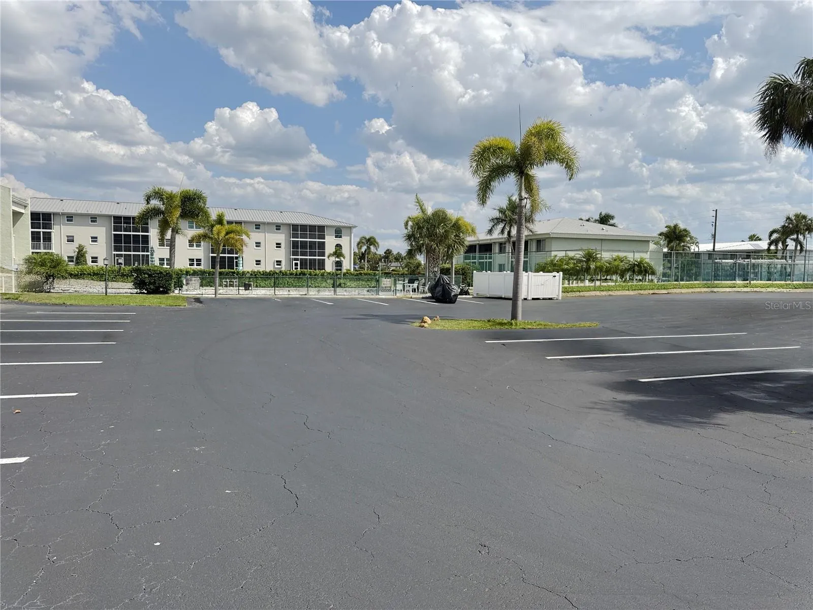 COMMUNITY , POOL , PARKING TENNIS