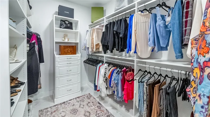 OWNERS' CLOSET