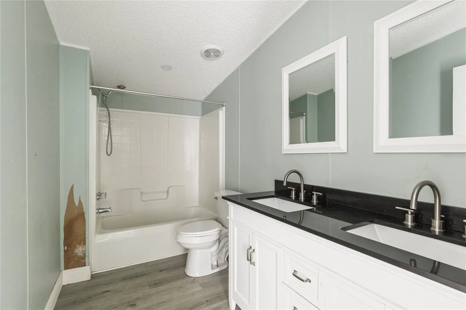 Bathroom 2 with Tub/Shower Combo