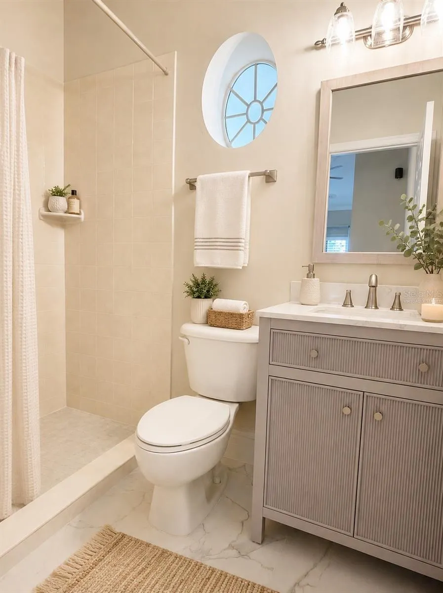 This photo has been virtually staged.  This "refreshed" ensuite bathroom has been renovated for a cleaner look.
