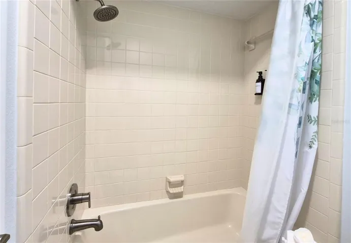 Guest bathroom tub