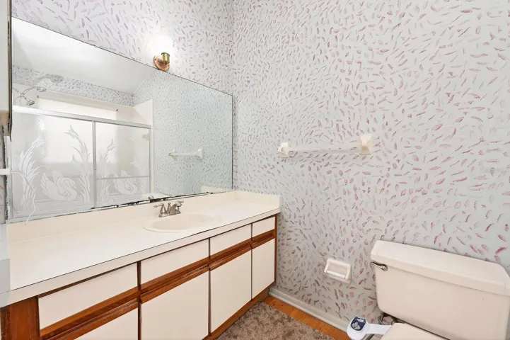 Primary en-suite bath.