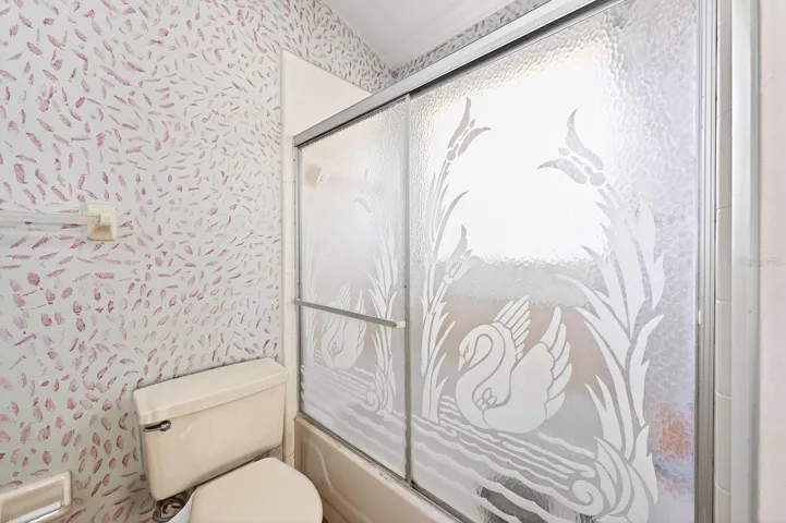 Primary en-suite bath.