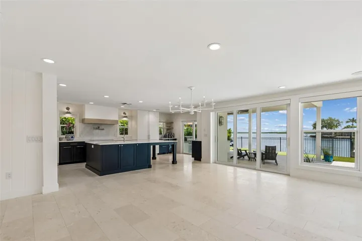 Custom Cabinetry w/ pot drawes & roll outs