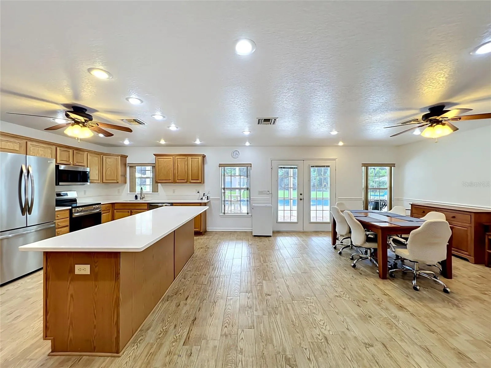 Kitchen &amp; Dining Area Overlooking Pool