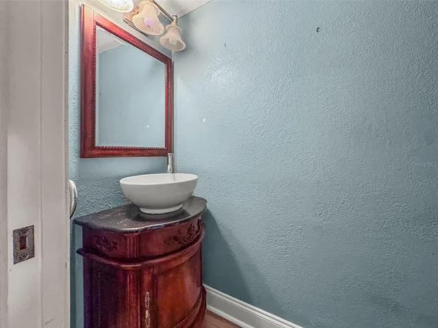 1/2 Bath