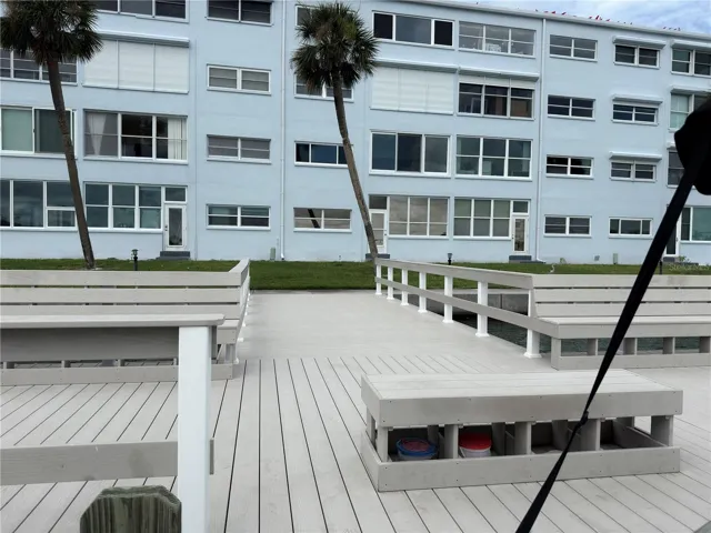 2nd level common patio