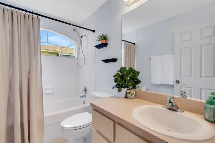 3rd floor hall bath