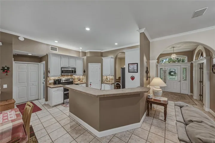 The handy snack bar is perfect for those casual meals.