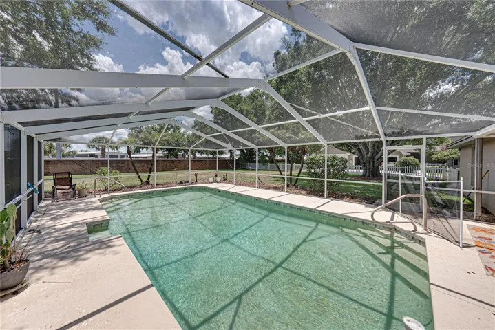 The 16x32 pool has a V shaped bottom.