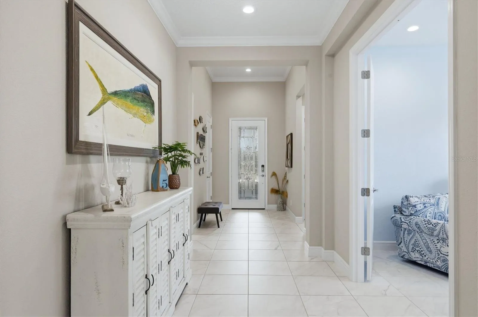 Foyer w/10 ceilings