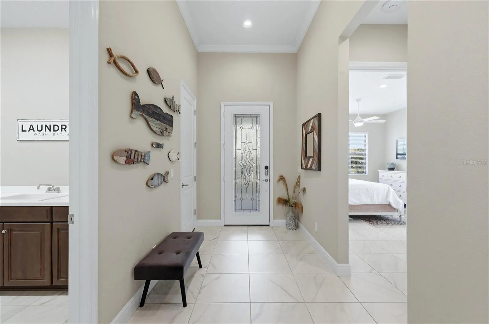Foyer w/10 ceilings