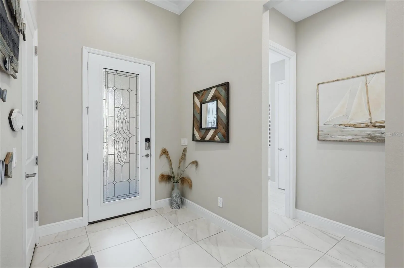 Foyer w/10 ceilings