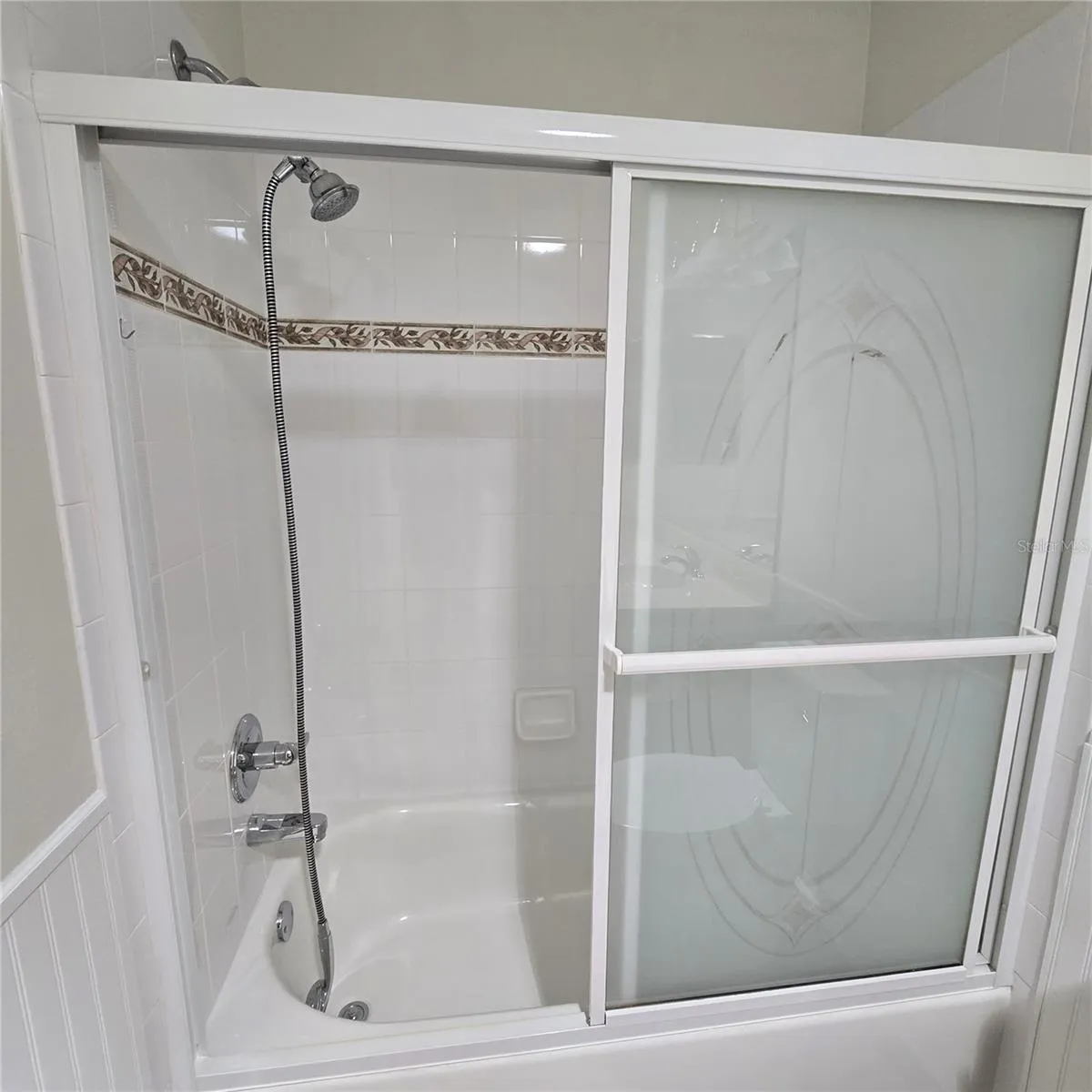 Guest Bathroom Shower/Tub
