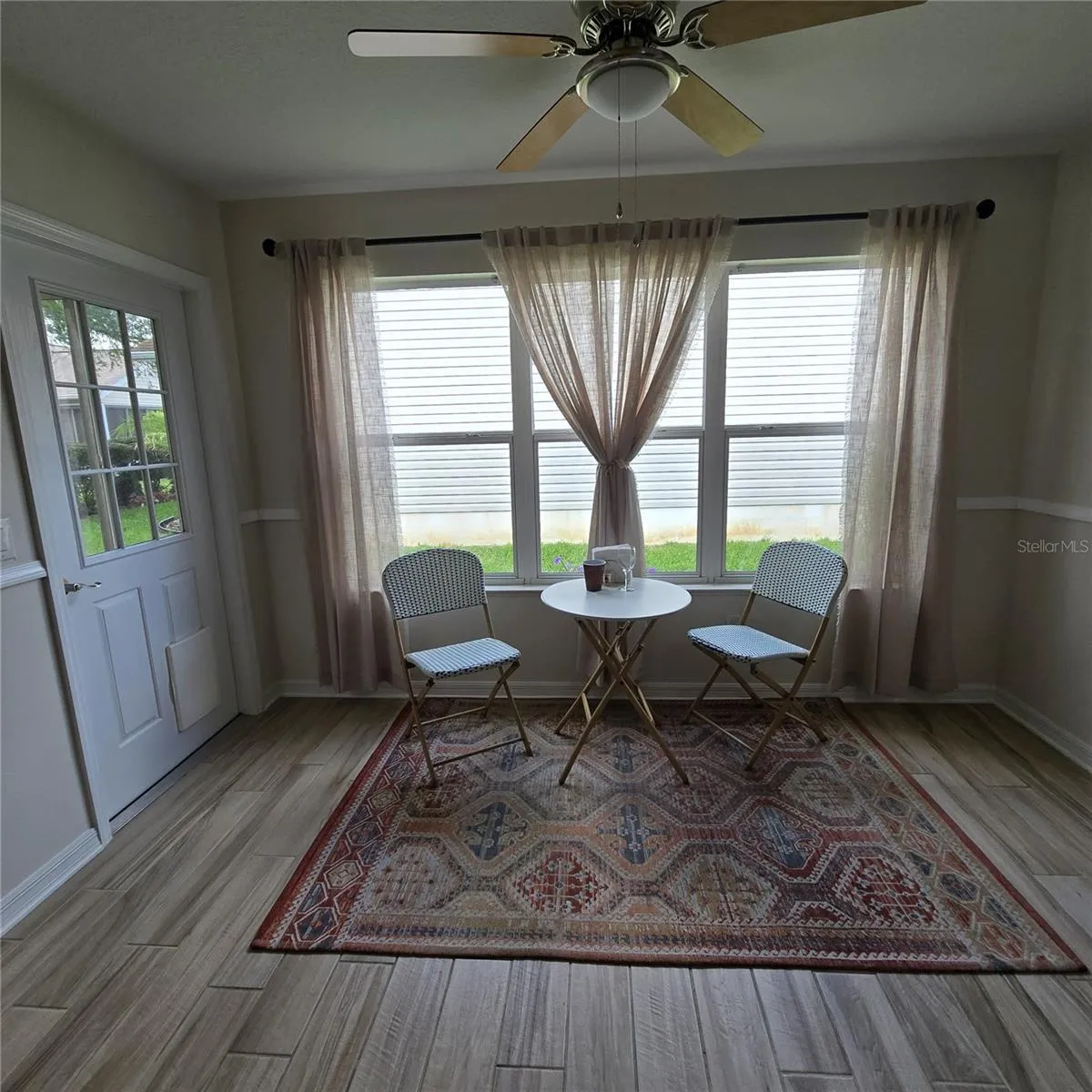 Breakfast area w/door to Lanai