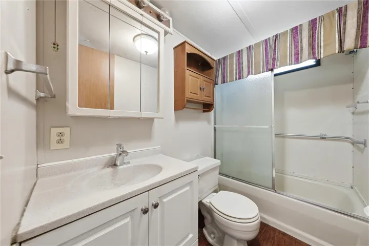 Bathroom - tub/shower combo with single vanity