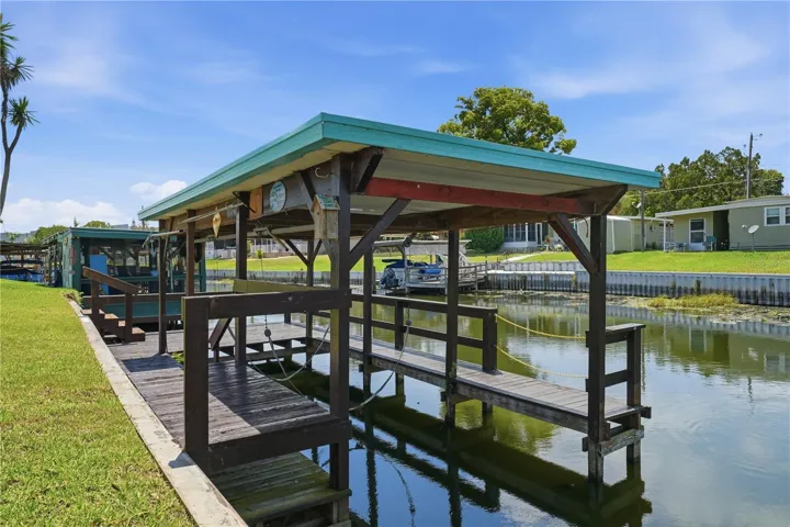 Dock with lift