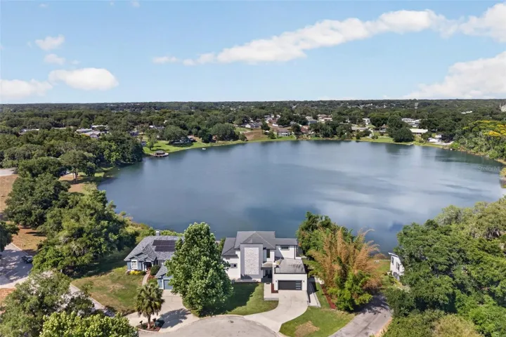 Boat, ski, paddleboard or jet ski! Enjoy lake living!