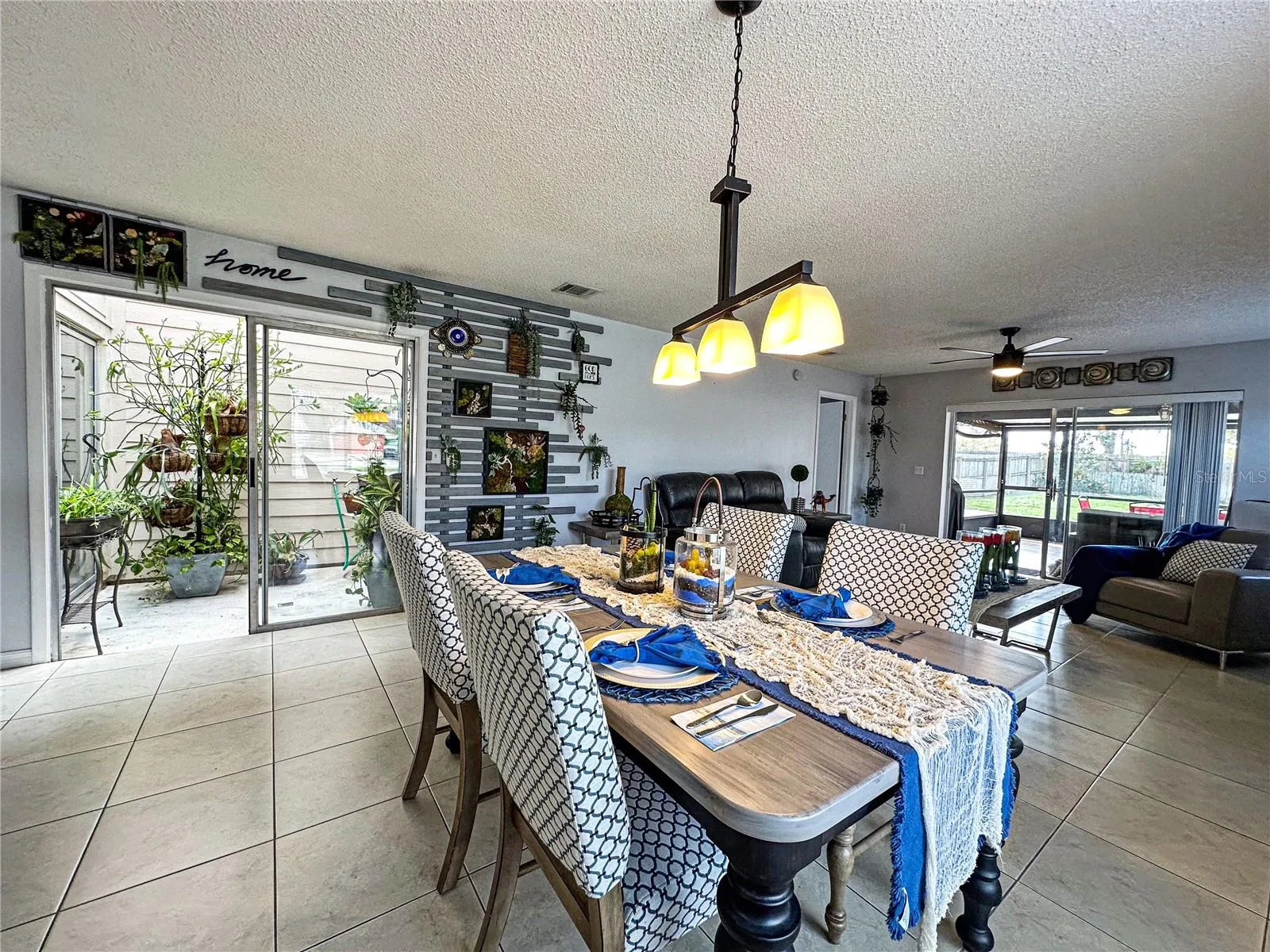 From the Entrance you may see the Inside garden room, the living room and the dining room openness and abundant natural light.