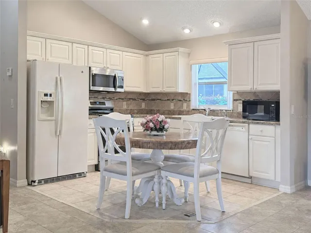 Open kitchen - gas stove - vaulted ceilings - tile flooring