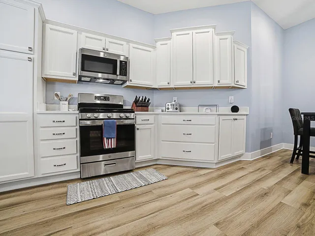 Clean light quartz counters