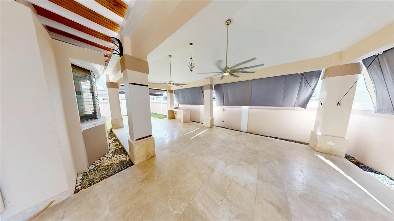 HIGH CEILING TERRACE