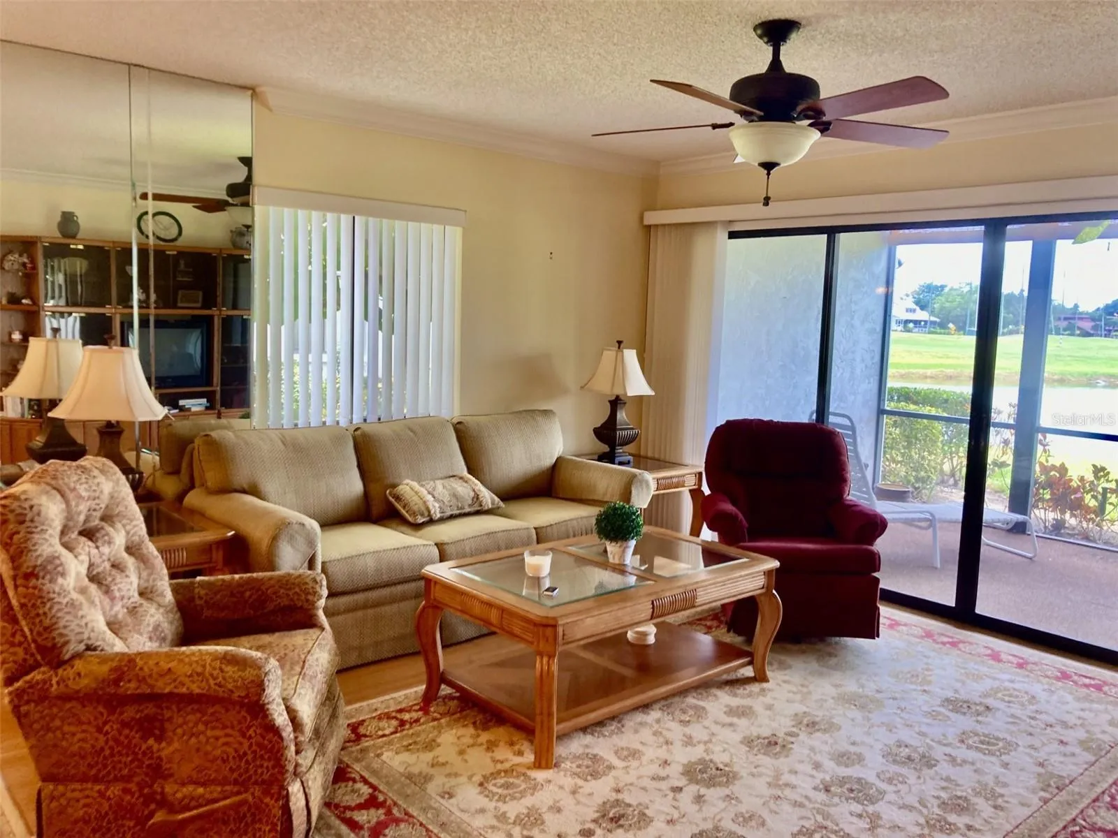 Spacious living room