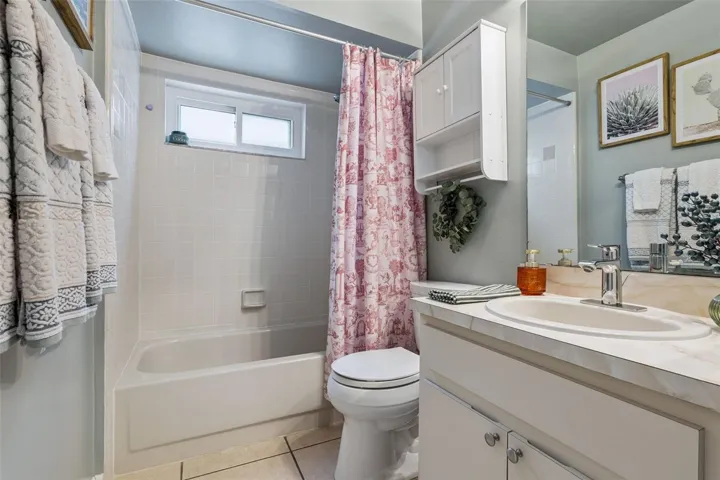 Hall/Guest Bath