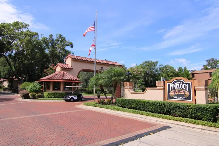 Entrance to Lake Pineloch Village