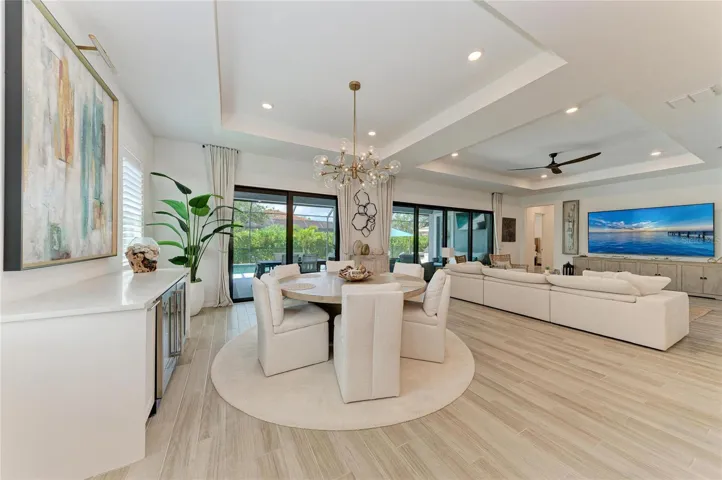 Dining Room / Dry Bar.