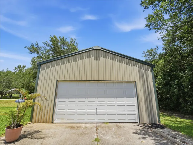 Detached Workshop/Garage