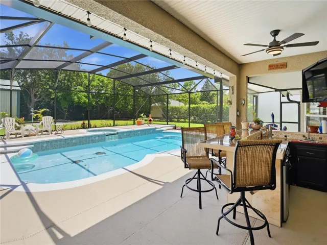 Pool/Lanai View
