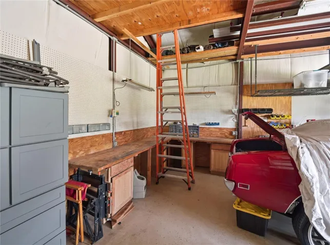 Detached Workshop/Garage