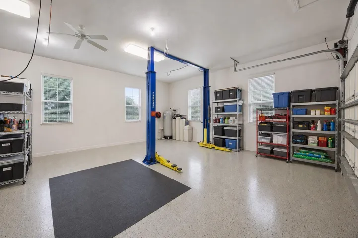 Virtually decluttered garage