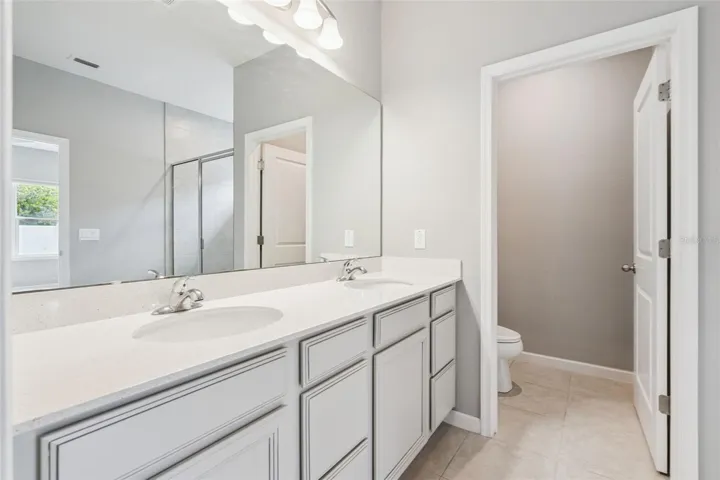 Dual sinks and walk-in closet