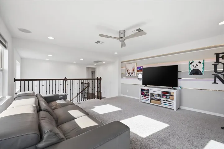 Spacious Loft (2nd floor)