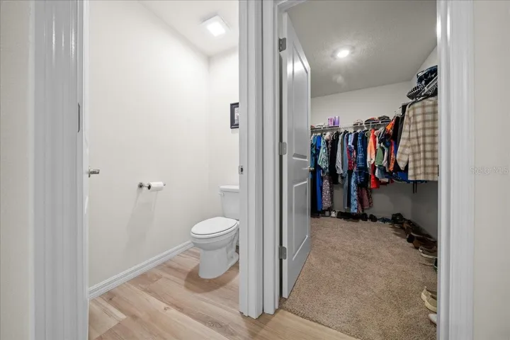 En-suite primary bathroom w/ walk-in closet