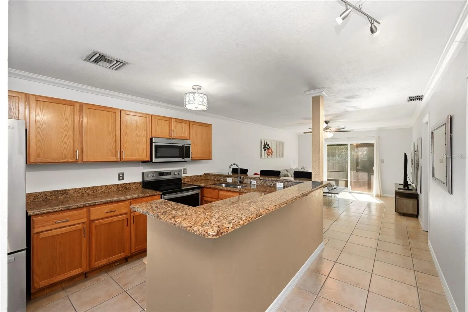 Kitchen/entrance area