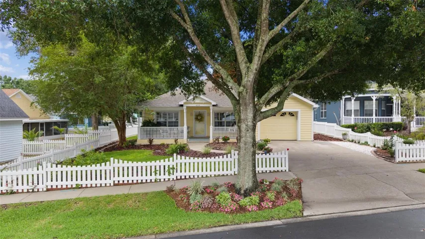 FRONT VIEW OF 1622 LAUREL WAY