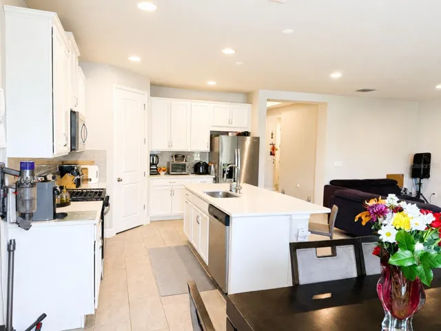 Expansive Island w/Quartz Countertops
