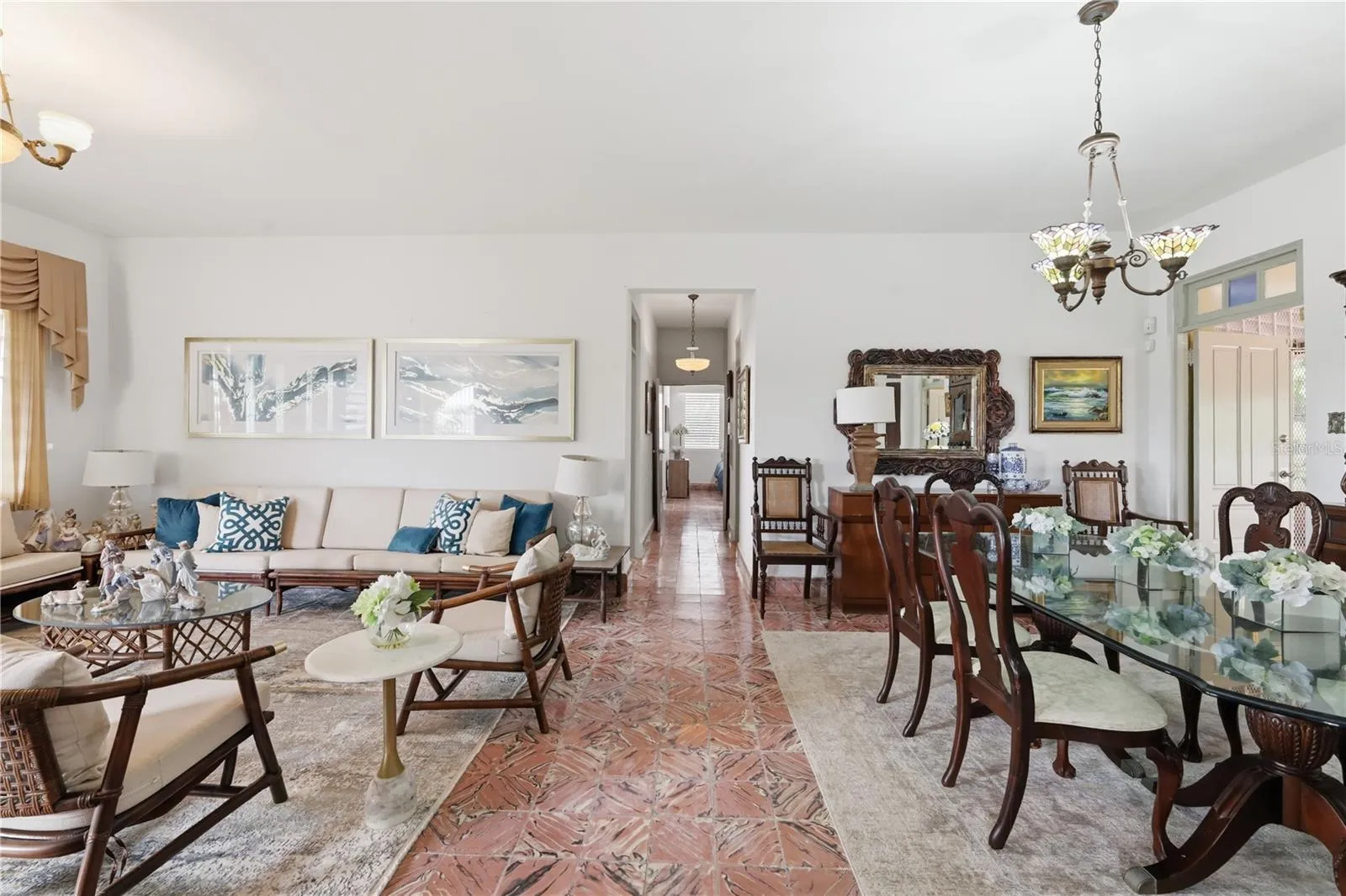 OPEN SPACE LIVING/DINING ROOM
