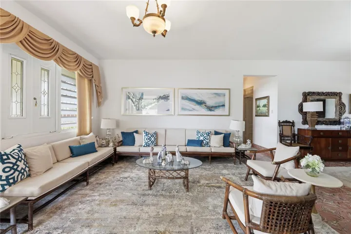 LIVINGROOM