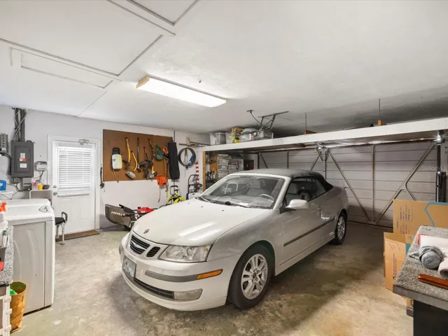 Garage w/Laundry