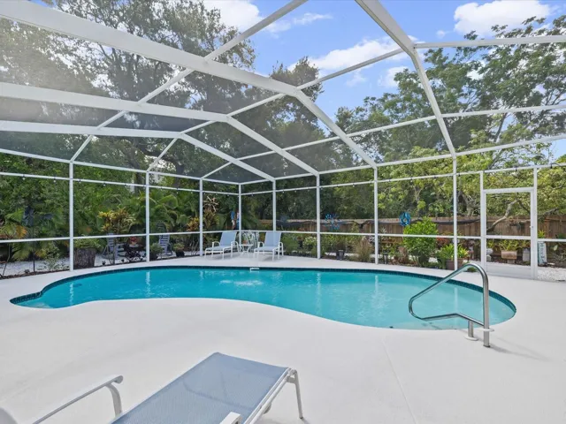 Inviting Oversize kidney shape pool