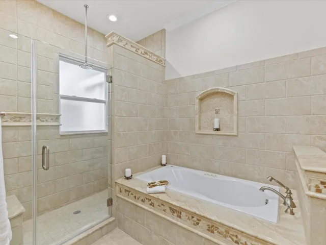Relaxing Soaker tub with Jetts