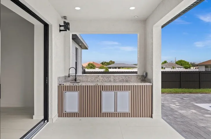 OUTDOOR KITCHEN
