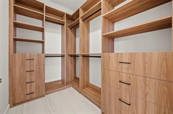 WALKING CLOSET