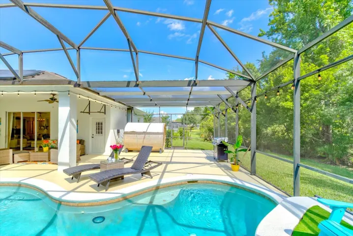 No neighbors in sight on both sides - for privacy you are craving so desperately